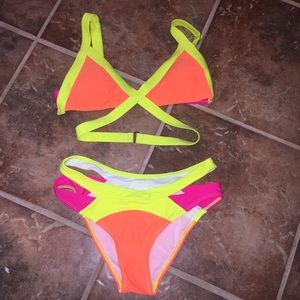 Color block strappy bikini set!