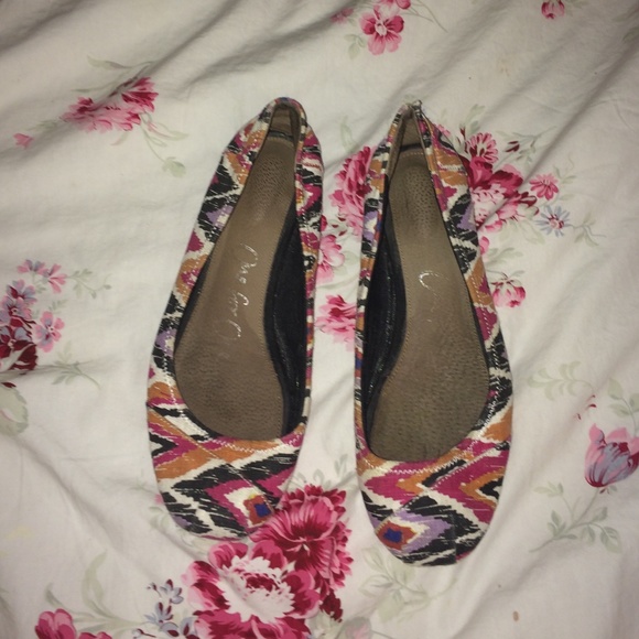 Womens size 10 TOMS flats
