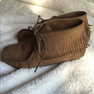 BROWN MOCCASINS