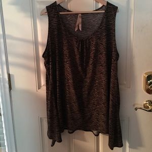 Very nice animal print tank top.  Size 22/24.