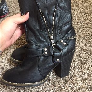 Heel boots with fur trim