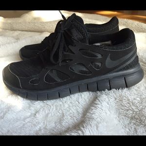 BLACK NIKE TENNIS SHOES