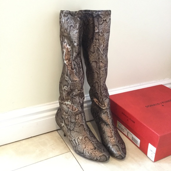 Donald  j. Pliner boots heel