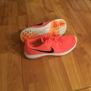 Nike women's tennis shoes