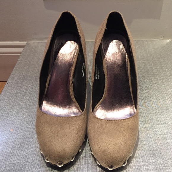 Pumps - Picture 2 of 4