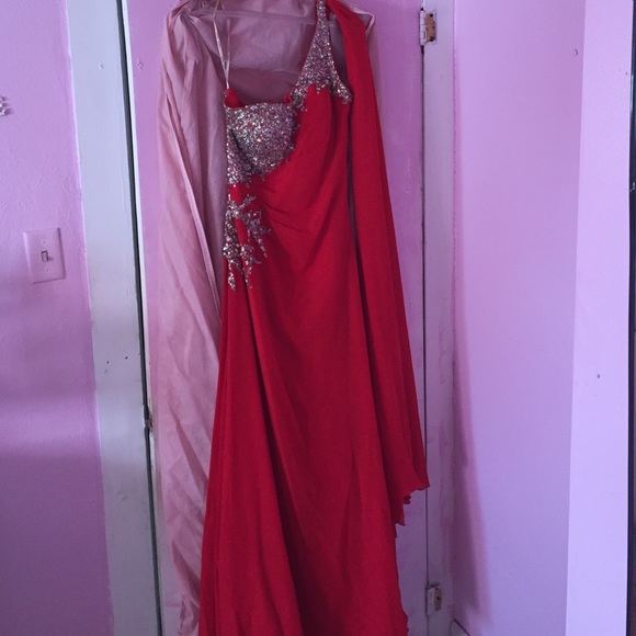 Beautiful red prom gown - Picture 1 of 3
