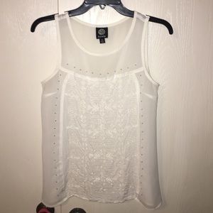 white sleeveless tank top