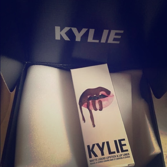 Kylie True Brown lip kit