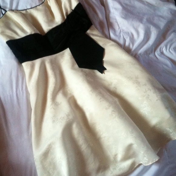 Junior Ivory Dress - Picture 2 of 3