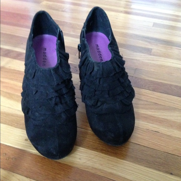 Short boot with ruffle front