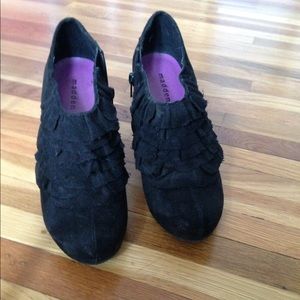 Short boot with ruffle front