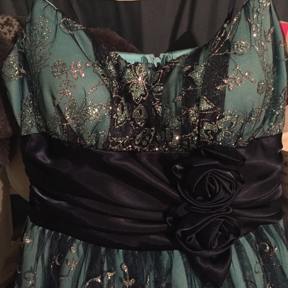 Prom dress - Picture 2 of 3