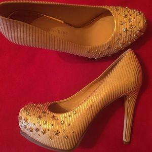 Gianni Bini gold leather pumps!