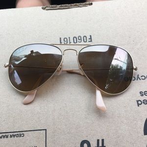 Polarized brown and gold ray bands.