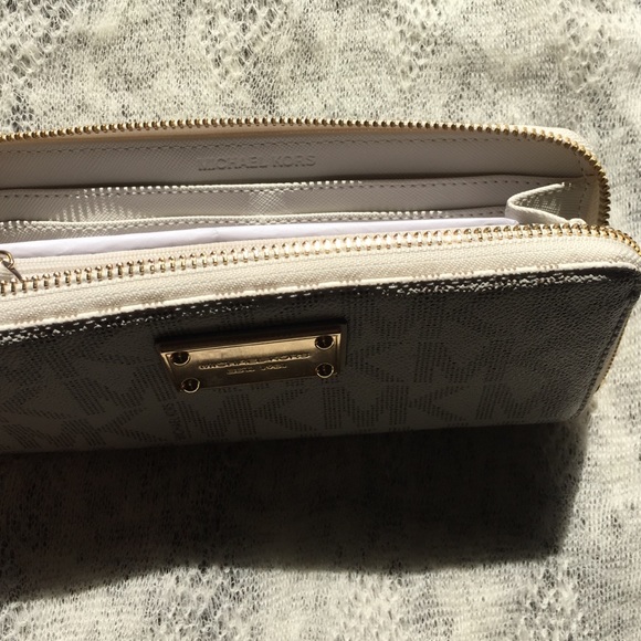 SOLD Michael Kors Wallet - Picture 3 of 4