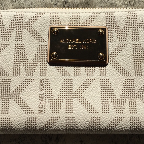 SOLD Michael Kors Wallet - Picture 4 of 4