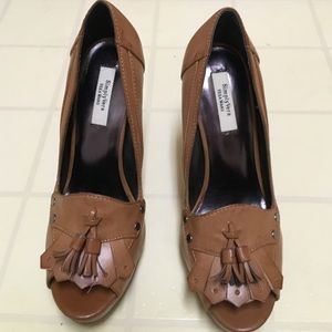 (NOW SOLD) Simply Vera Vera Wang brown heels