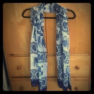 Blue and white scarf.