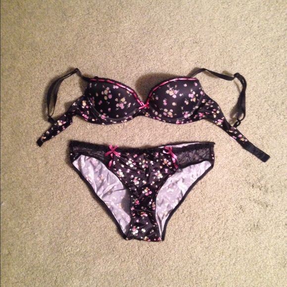 Victoria's Secret Bra & Panty 32B Medium
