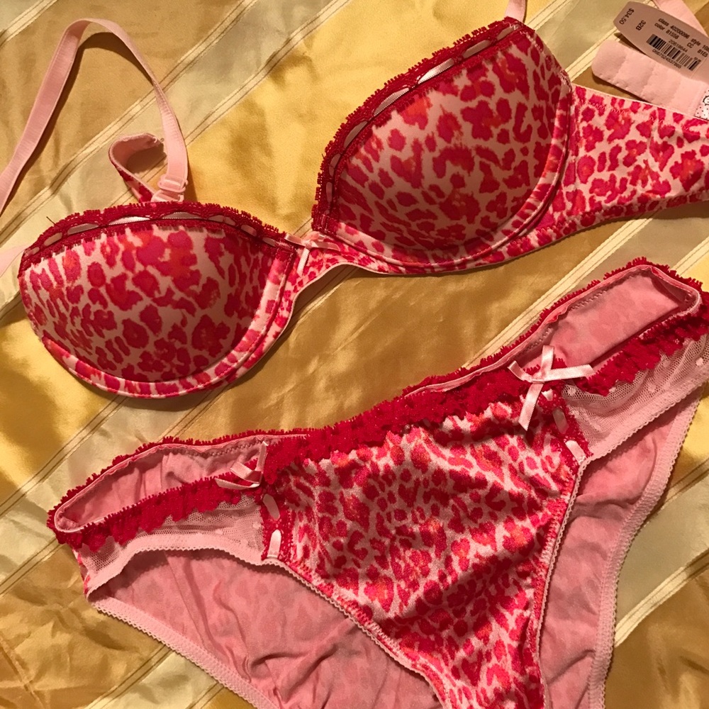 Victoria's Secret Bra & Panty 32B Medium