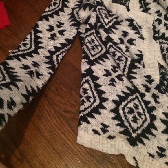 ๐๐TRADED๐๐Aztec cardigan! - Picture 2 of 3