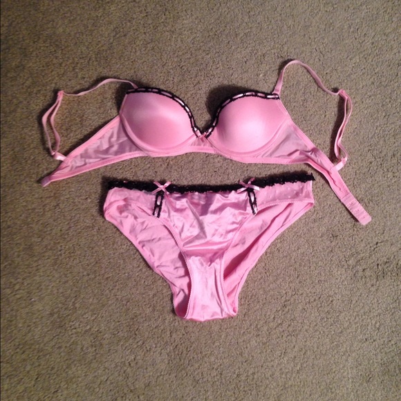 Victoria's Secret Bra & Panty 32B Medium