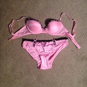 Victoria's Secret Bra & Panty 32B Medium