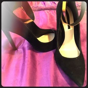 Black 3 inch Zara heel with gold ankle holder