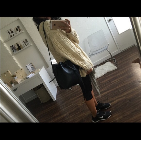 Le Bucket Tote - Picture 2 of 4