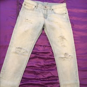 Light washed destroyed jeans