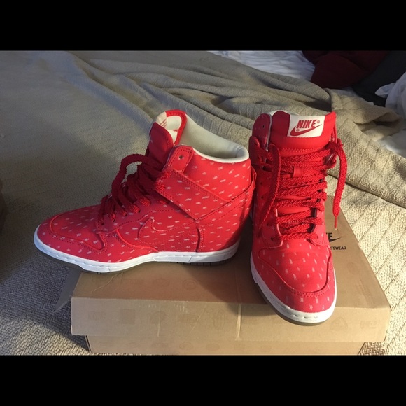 Woman's Nike heel sneakers