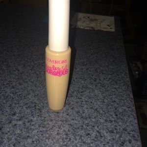 Concealer shade: light pale