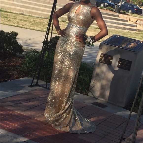 Prom dress size 2 only worn once ( April 9th 2016)