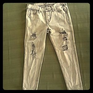Destoryed boyfriend fit jeans