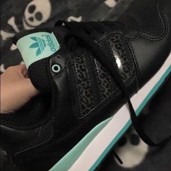 Tennis shoes