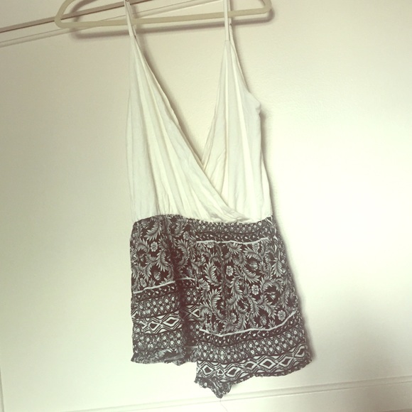 Super cute black and white romper, size Large.