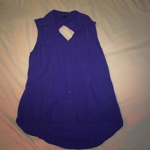 Sleeveless blouse with peekaboo in the back