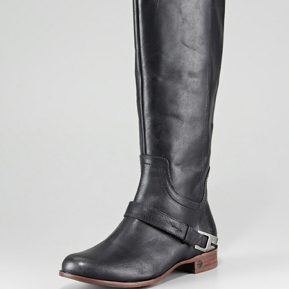 Ugg boots 👢🐎 - Picture 1 of 4