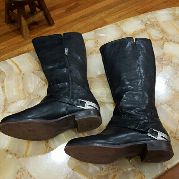 Ugg boots 👢🐎 - Picture 2 of 4