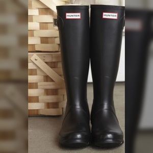 Gently used black hunter rain boots.