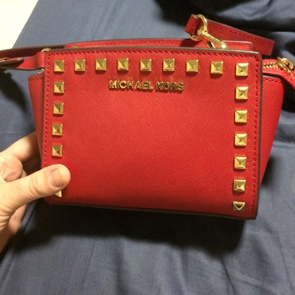WILL SELL TO BEST OFFER! Like New MK Crossbody!