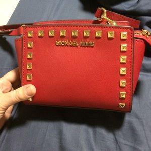 WILL SELL TO BEST OFFER! Like New MK Crossbody!