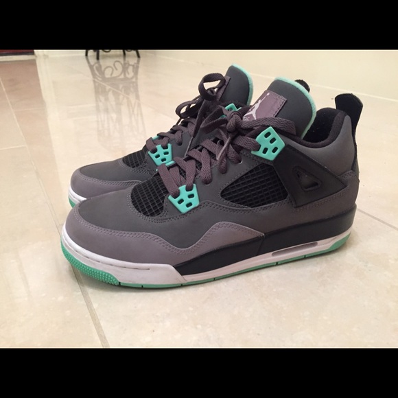 Retro Jordan 4 "green glows"