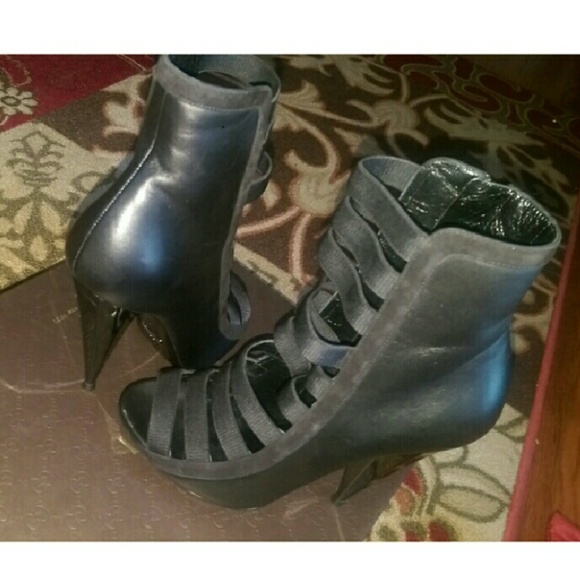 SOLD‼️Gucci Kid Scam Black Leather Bootie, Size 7 - Picture 3 of 4