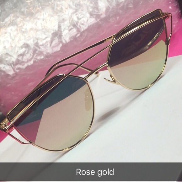Rose Gold Sunglasses š - Picture 3 of 4