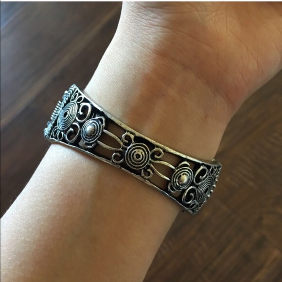 π CLOSET CLEAROUT βοΈ Turquoise Statement Bracelet - Picture 2 of 2