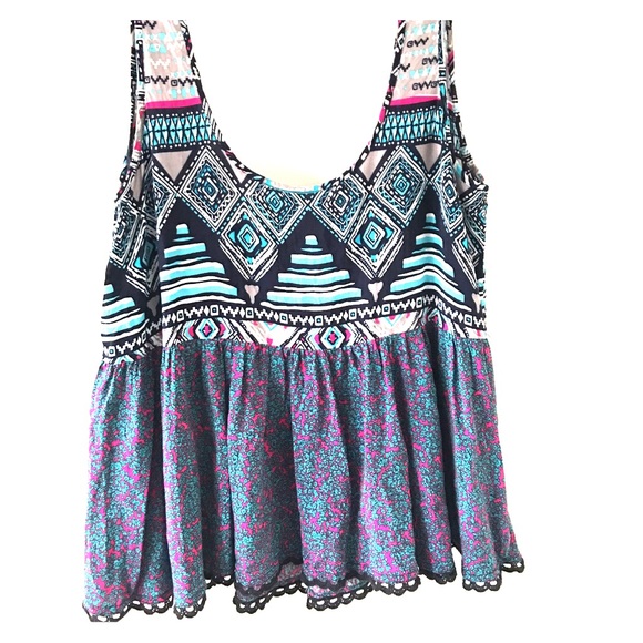 Stunning tank with crochet details on the bottom