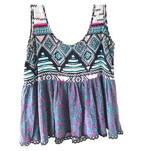 Stunning tank with crochet details on the bottom