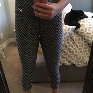 CHEVRON NIKE CROPPED LEGGINGS