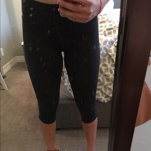 LULULEMON DARK GREY IN THE FLOW IN CROP LEGGINGS